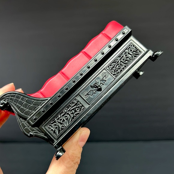 2013 MATTEL “MONSTER HIGH “ Secret Creepers Crypt ” lounge chair - Picture 6 of 6